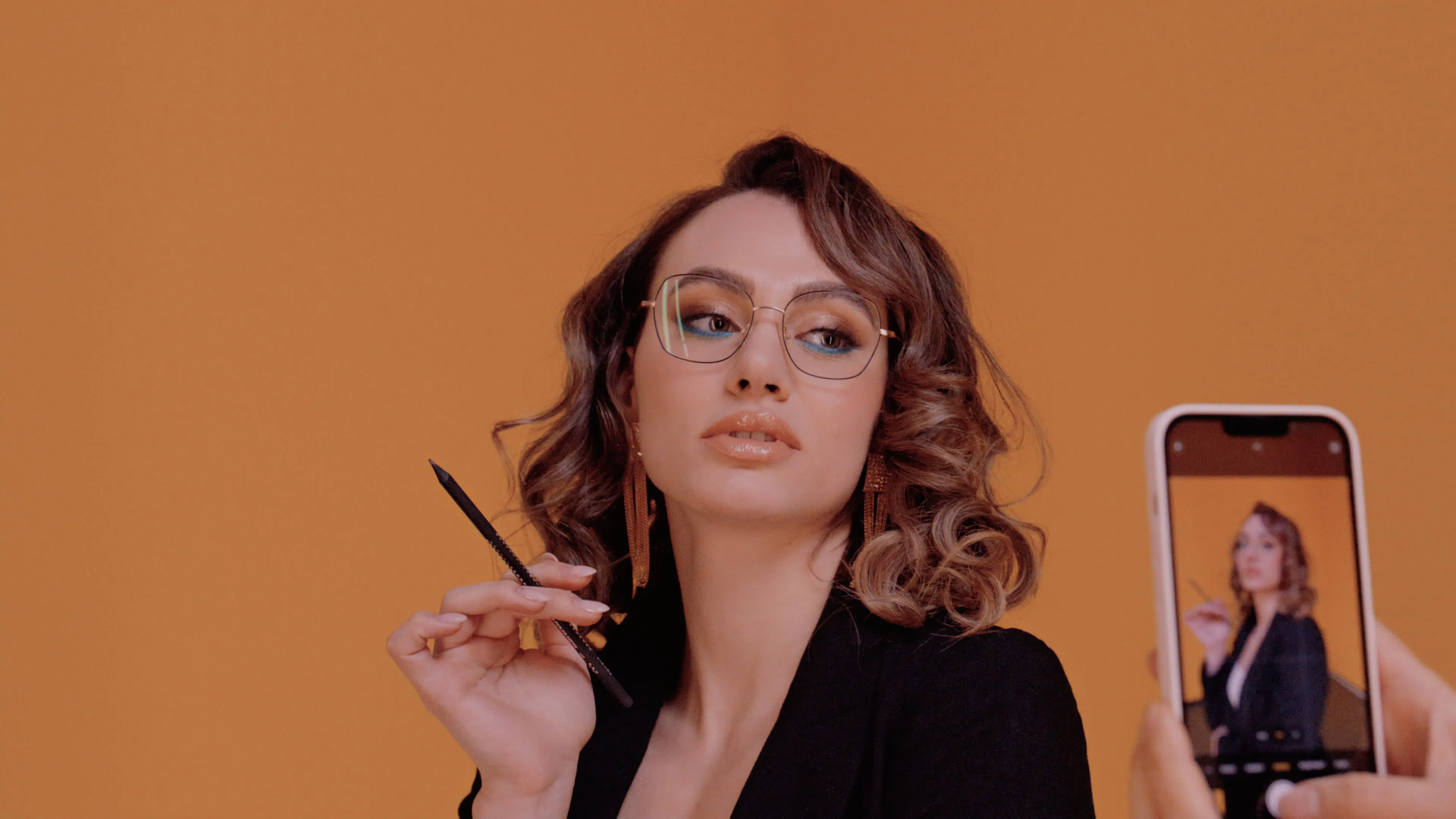 Discover secretary-model, a story-driven footage | Artlist