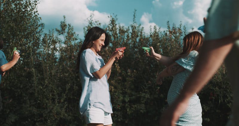 water-gun-water-fight-friends-spray