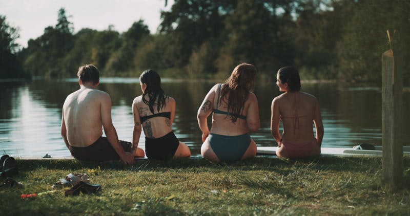 lake-summer-friends-sitting