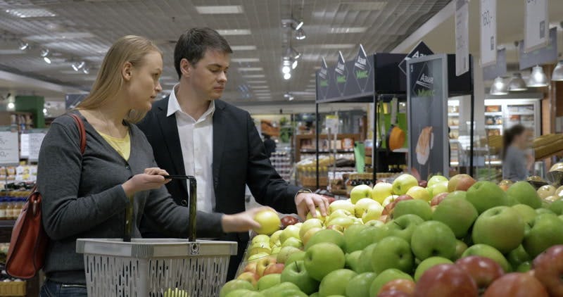 couple getting apples in the supermarket 